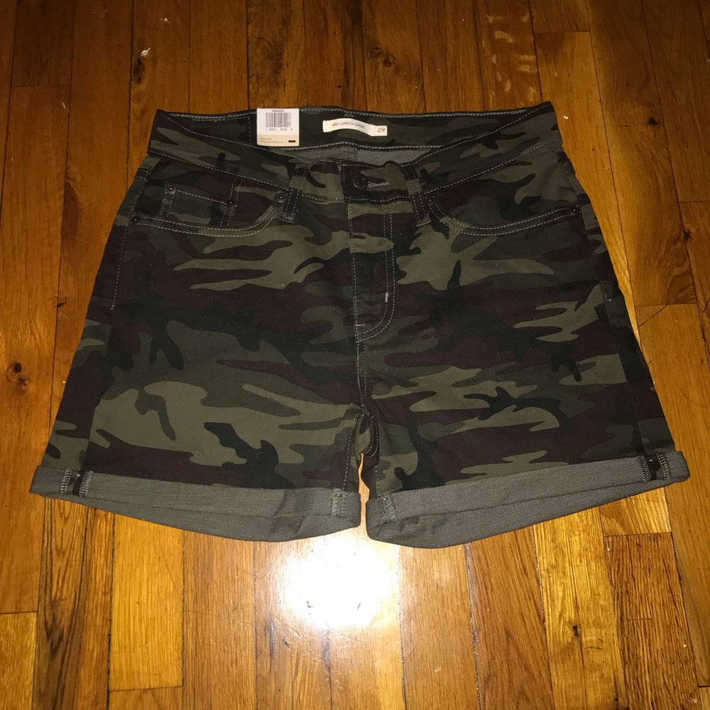 Levi camo midi shorts